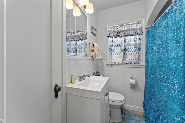 bathroom with vanity, curtained shower, and toilet