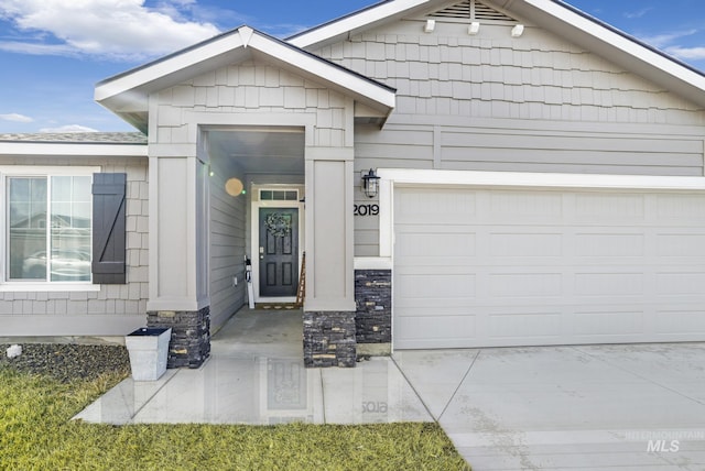 view of front of property featuring a garage