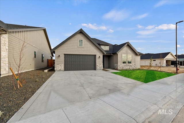 view of front facade with driveway, a garage, and a front yard