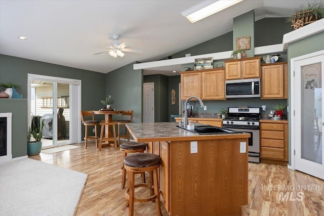 323 W 100 N, Jerome, ID 83338 - kitchen featuring appliances with stainless steel finishes, a kitchen island with sink, a ceiling fan, and lofted ceiling