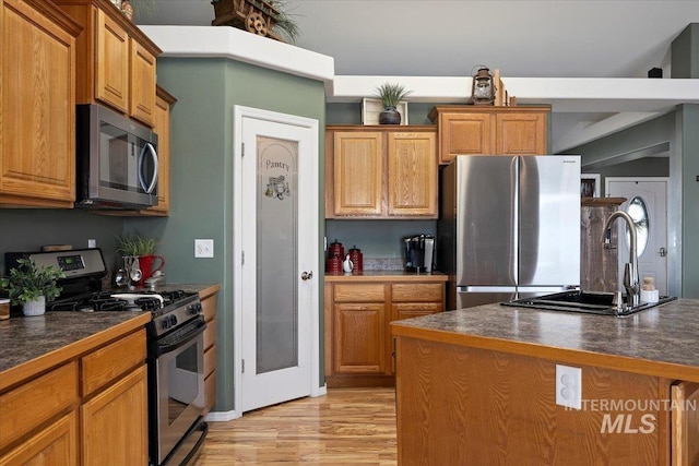 323 W 100 N, Jerome, ID 83338 - kitchen featuring a sink, light wood-style flooring, dark countertops, and stainless steel appliances