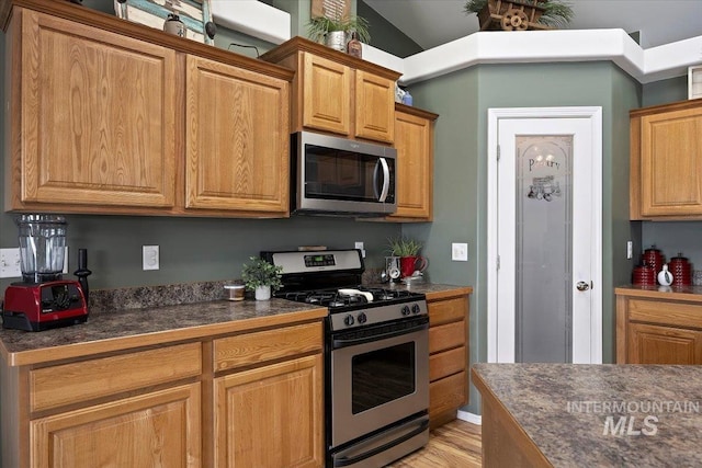 323 W 100 N, Jerome, ID 83338 - kitchen featuring dark countertops, light wood-style flooring, and appliances with stainless steel finishes