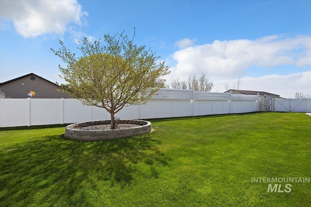 323 W 100 N, Jerome, ID 83338 - view of yard featuring a fenced backyard and a gate