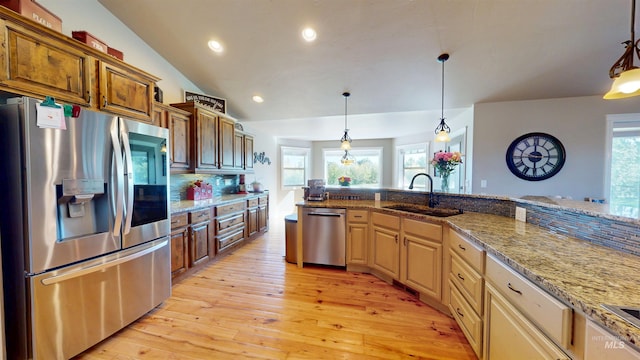 3634 E 3892 N, Kimberly, ID 83341 - kitchen with appliances with stainless steel finishes, a sink, light wood-style flooring, plenty of natural light, and recessed lighting