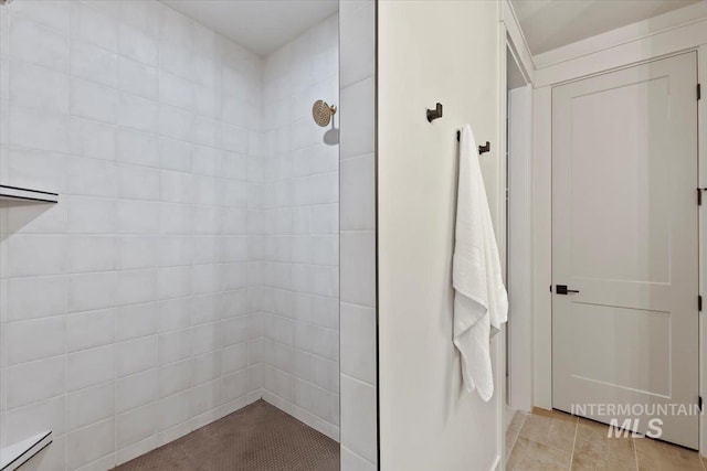 full bathroom featuring a tile shower