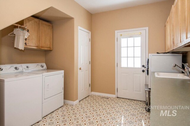 8344 Partridge Dr, Nampa, ID 83686 - laundry room with cabinet space, baseboards, a sink, and washer and clothes dryer