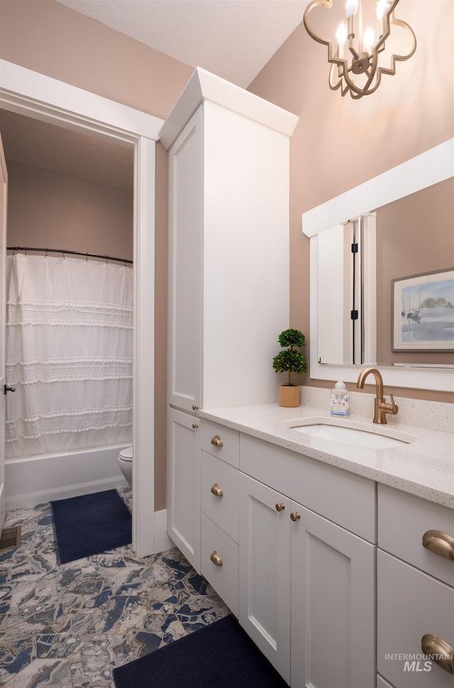 full bath featuring toilet, a chandelier, shower / bath combo with shower curtain, and vanity