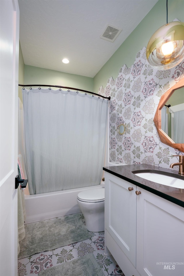 full bath with toilet, shower / bathtub combination with curtain, visible vents, and vanity