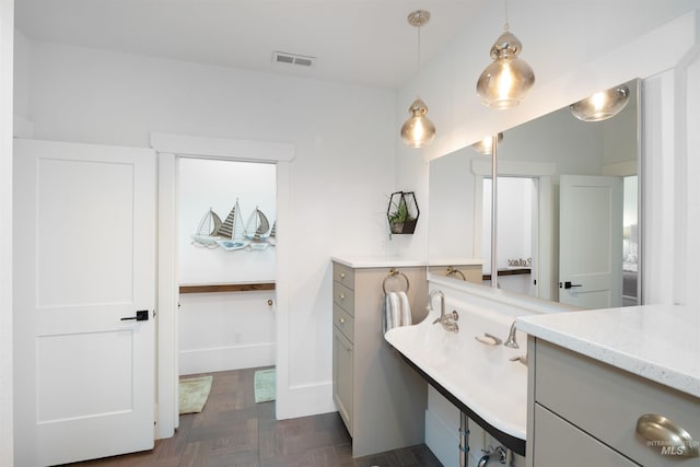 bathroom with visible vents and baseboards