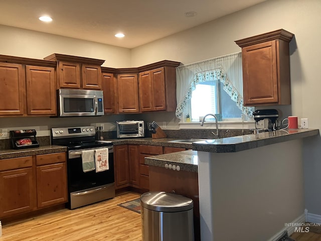 11565 W Zachery Ave, Nampa, ID 83651 - kitchen with appliances with stainless steel finishes, a sink, dark countertops, a peninsula, and recessed lighting