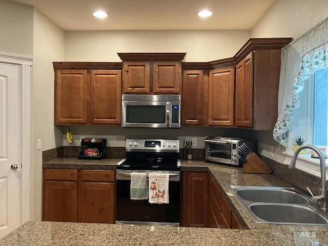 11565 W Zachery Ave, Nampa, ID 83651 - kitchen with appliances with stainless steel finishes, a sink, plenty of natural light, and recessed lighting