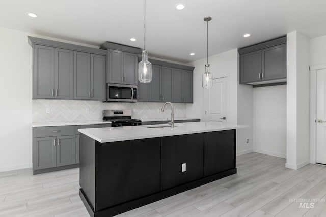 2267 W Blue Lightning Ct, Middleton, ID 83644 - kitchen with appliances with stainless steel finishes, a sink, backsplash, light wood-style flooring, and recessed lighting