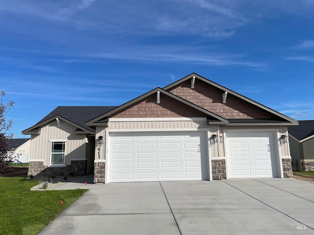 craftsman house featuring a garage and a front lawn