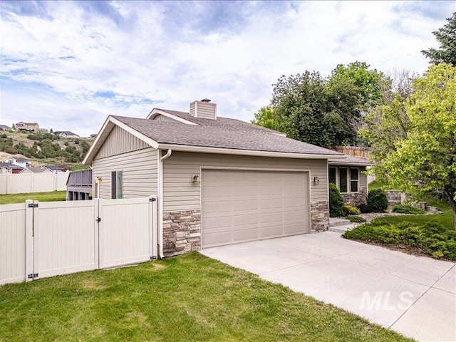 view of front of house featuring a garage and a front yard