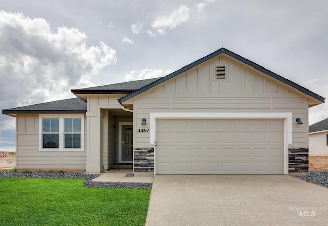 view of front of house featuring a front yard and a garage