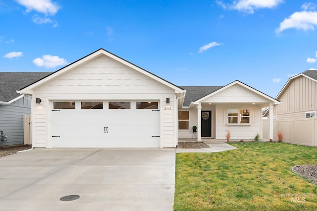 view of front of property featuring a front lawn