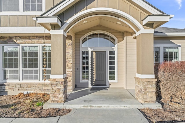 entrance to property featuring covered porch