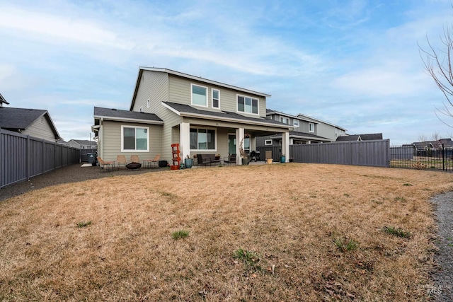 view of front of property featuring roof with shingles, a fenced backyard, and a front yard