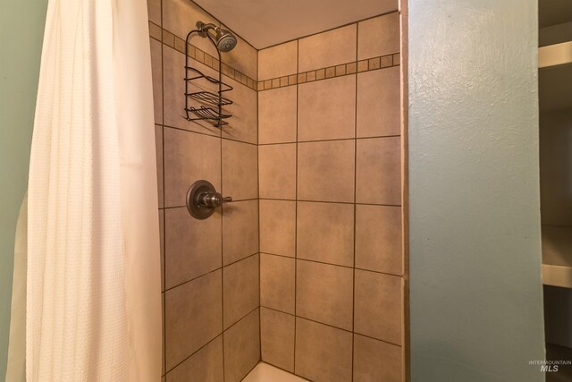 bathroom featuring a tile shower