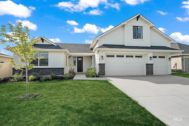 view of front facade with a front lawn