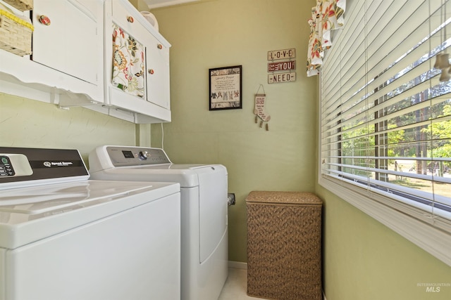 washroom featuring cabinets and washing machine and clothes dryer