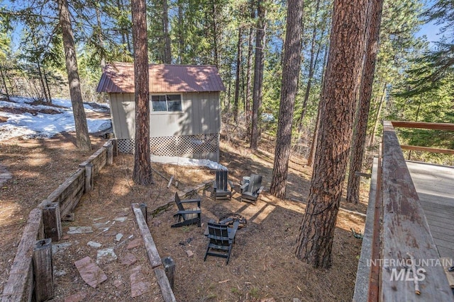 view of yard featuring a storage shed and an outdoor structure