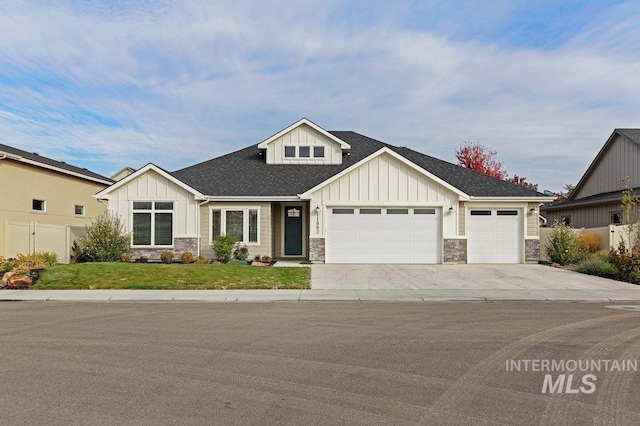 view of front facade featuring a front lawn and a garage