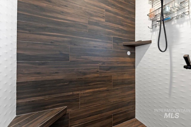 room details featuring tiled shower