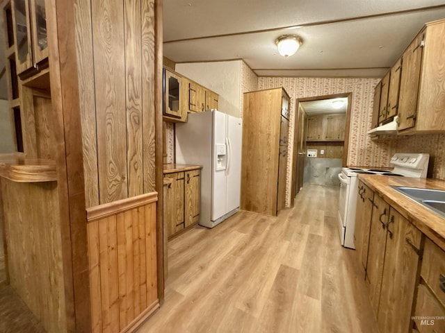 2934 SW Smith Rd, Mountain Home, ID 83647 - kitchen featuring white appliances and light hardwood / wood-style flooring