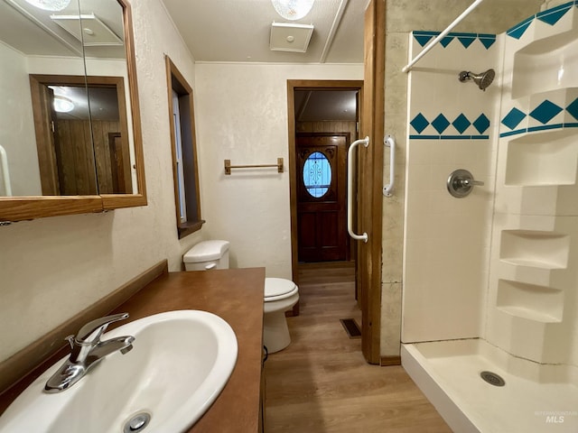 2934 SW Smith Rd, Mountain Home, ID 83647 - bathroom featuring toilet, sink, hardwood / wood-style floors, and a tile shower