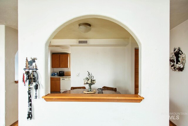 134 Maple Ave, Hansen, ID 83334 - hallway featuring arched walkways