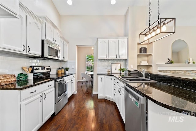 6472 S Liveoak Pl, Boise, ID 83716 - kitchen with appliances with stainless steel finishes, a sink, white cabinets, backsplash, and dark stone counters