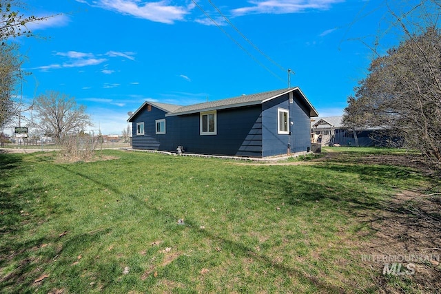 view of side of property featuring a lawn