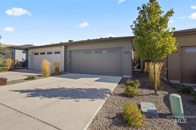 view of front of property with driveway