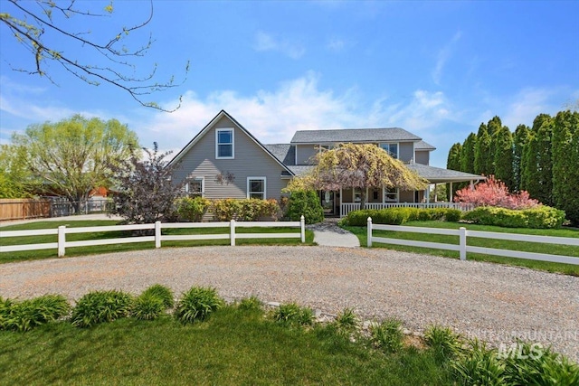 view of front facade with a front yard