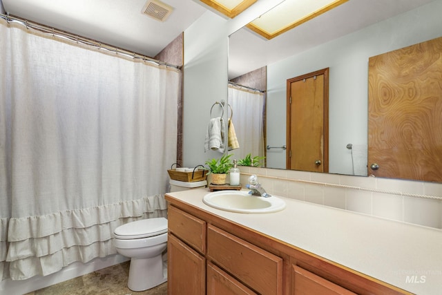 bathroom with a shower with curtain, vanity, toilet, and decorative backsplash