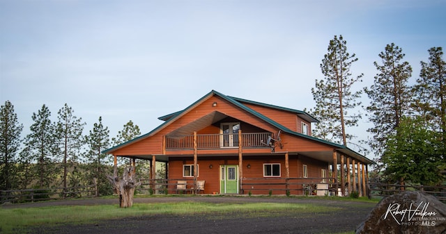 view of front of property featuring a balcony