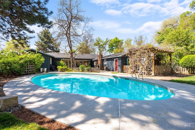 swimming pool featuring fence