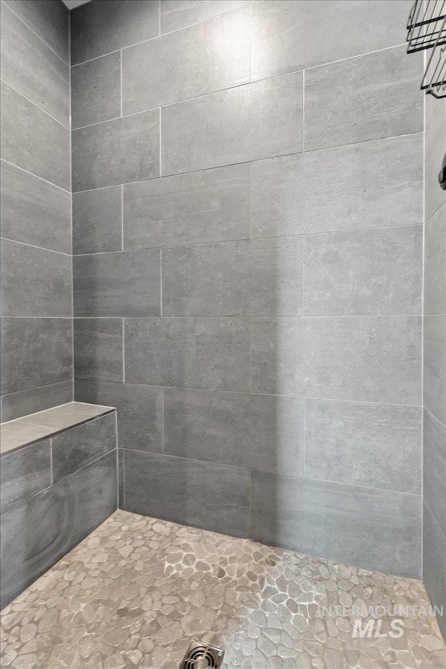 bathroom featuring a tile shower