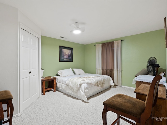 carpeted bedroom featuring ceiling fan