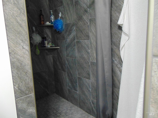 983 S St, Vale, OR 97918 - bathroom with a tile shower