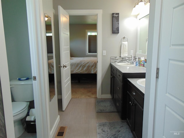 983 S St, Vale, OR 97918 - full bathroom featuring ensuite bath, vanity, and wood finished floors