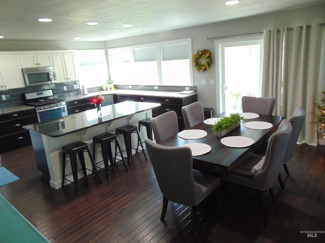 983 S St, Vale, OR 97918 - dining area featuring dark wood finished floors and recessed lighting