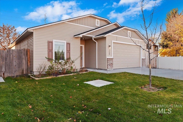 view of front of house featuring a garage and a front yard