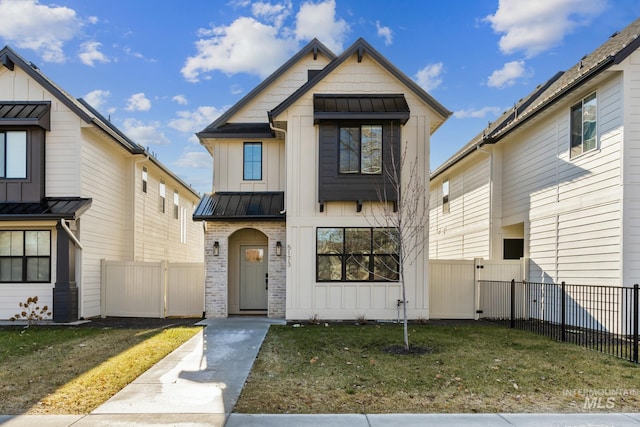 view of front of house featuring a front yard