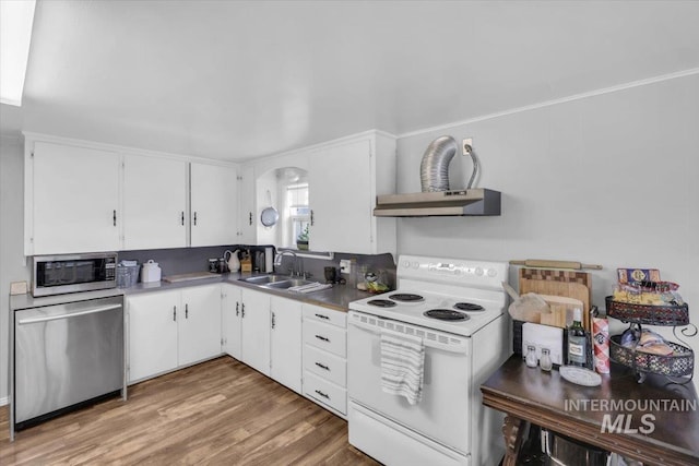 1315 E Lincoln Ave, Nampa, ID 83686 - kitchen with stainless steel appliances, under cabinet range hood, a sink, and white cabinets