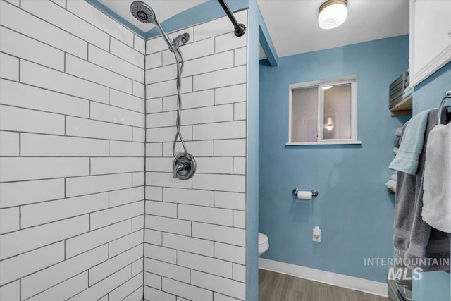 1315 E Lincoln Ave, Nampa, ID 83686 - bathroom with tiled shower, toilet, wood finished floors, and baseboards