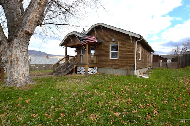 view of front of property with a mountain view and a front yard