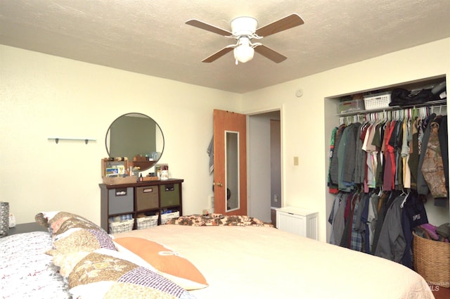 bedroom featuring ceiling fan, a closet, and a textured ceiling