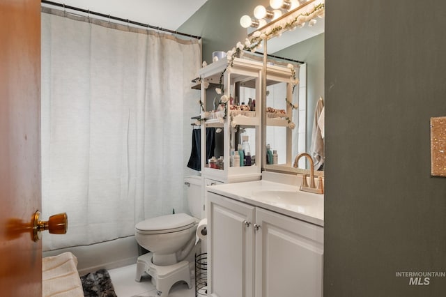 1713 12th St, Lewiston, ID 83501 - bathroom with toilet, vanity, and curtained shower